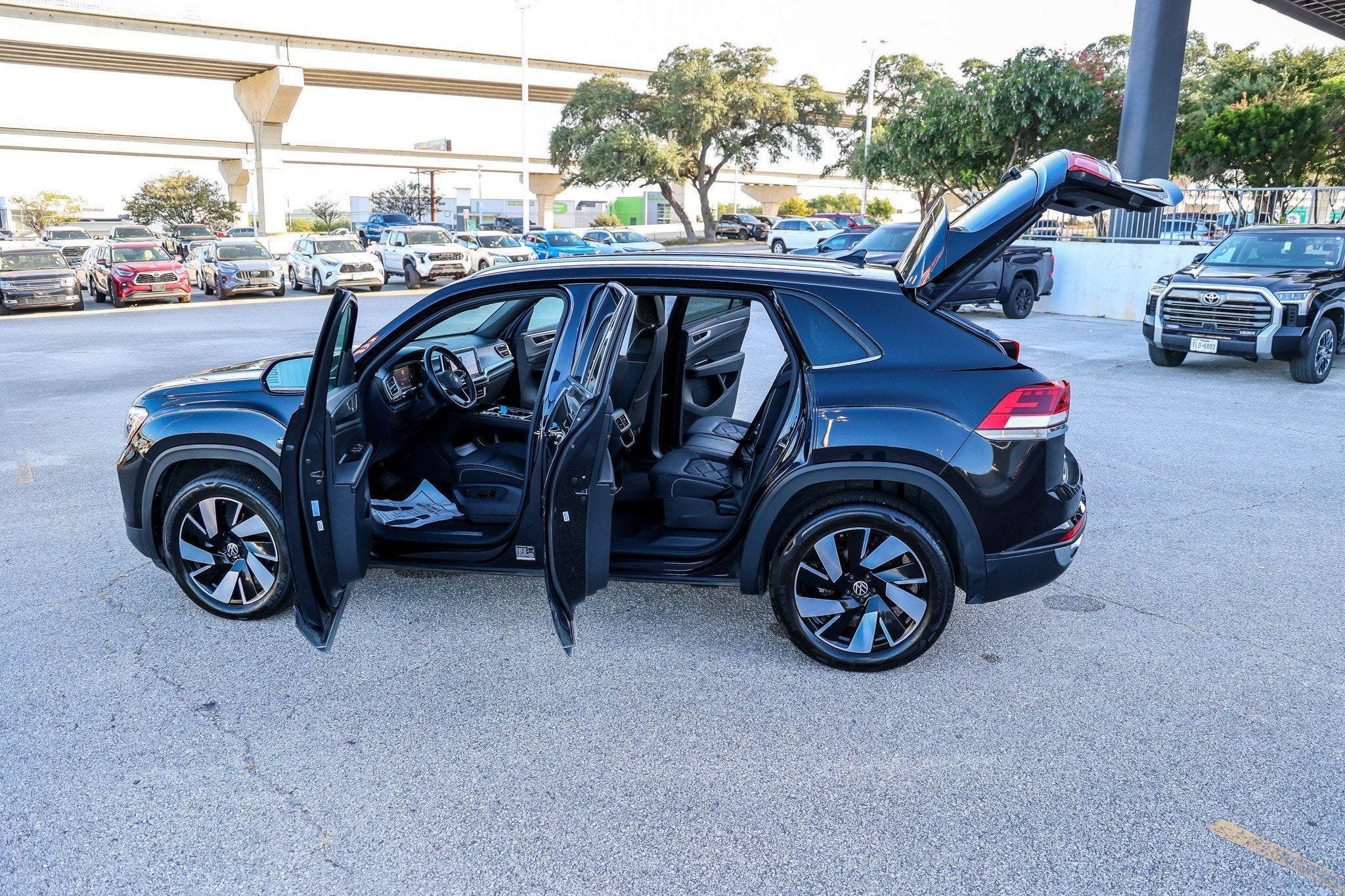 2025 Volkswagen Atlas Cross Sport 2.0T SE w/Technology