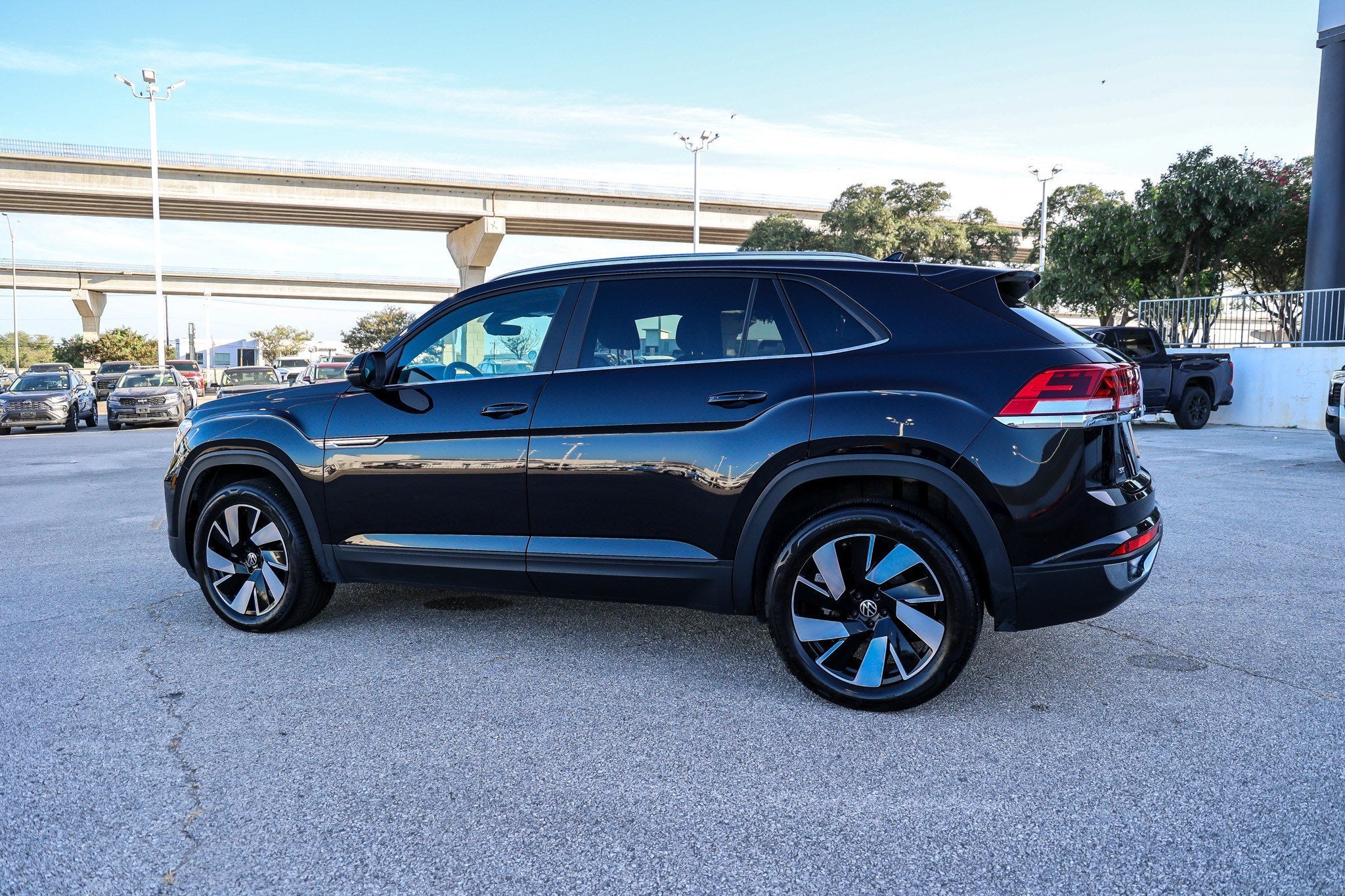 2025 Volkswagen Atlas Cross Sport 2.0T SE w/Technology