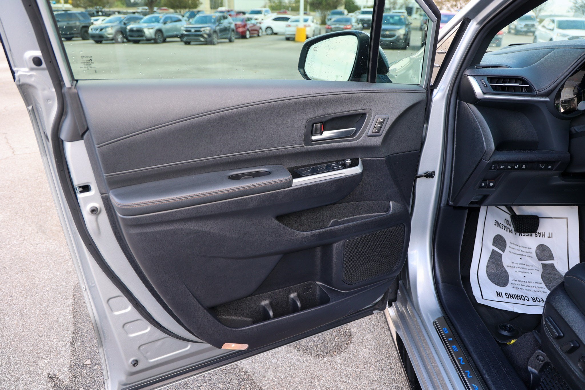 2025 Toyota Sienna Platinum