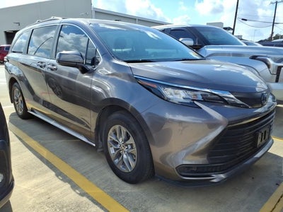 2022 Toyota Sienna LE